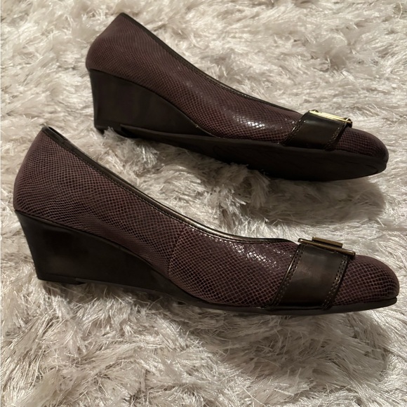 Make offer! NWOT Anne Klein Brown leather Wedge Bronze Gold Accent 8.5 M 2" heel - Picture 7 of 10